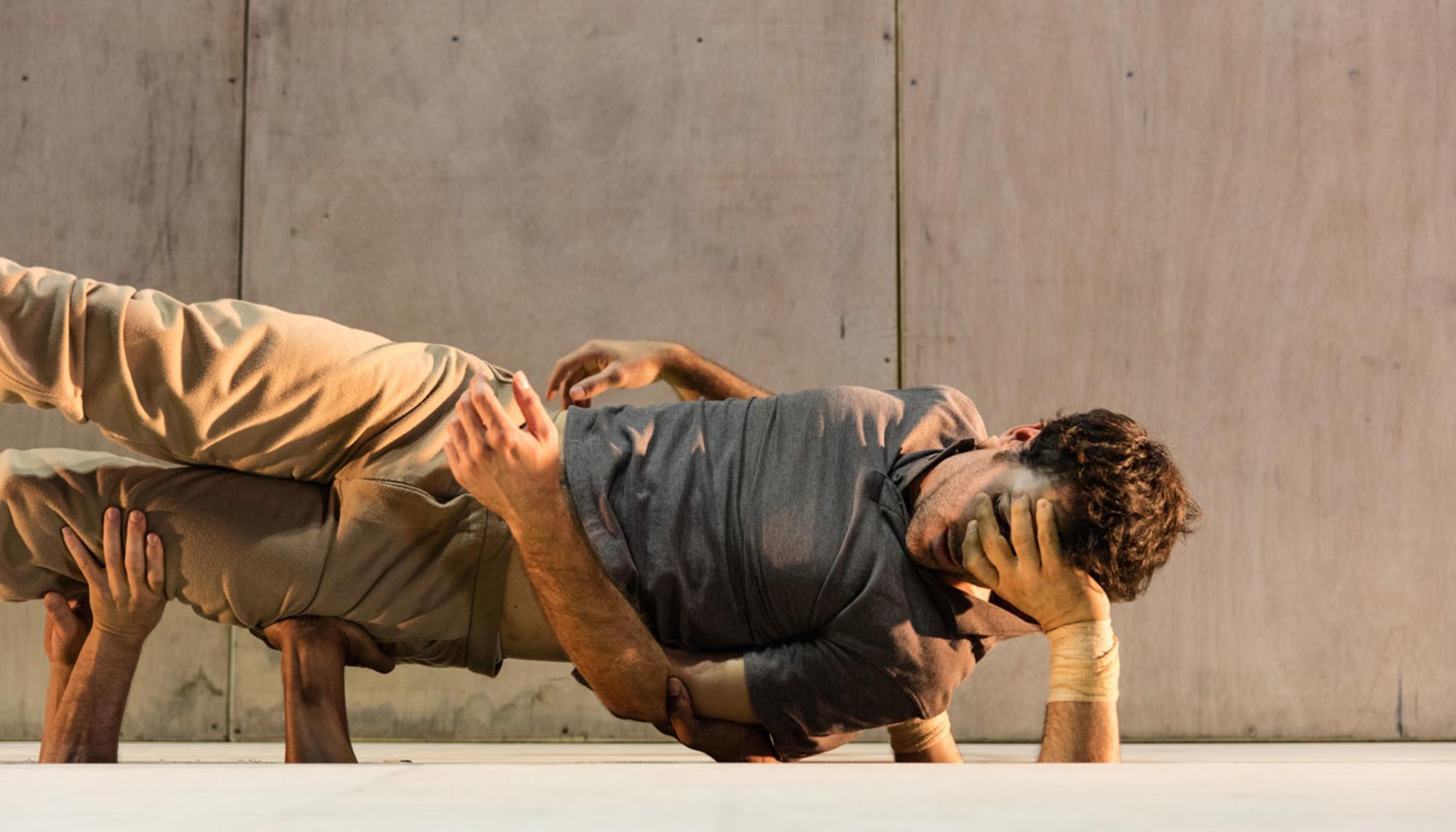 Momento del espectáculo 'inTarsi' de la compañía de circo "eia"